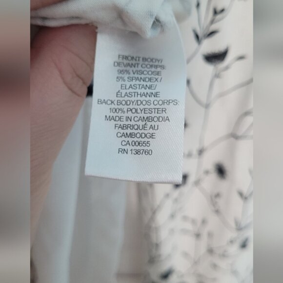 Nwot RW & Co size xl beautiful floral print top with semi sheer back - Picture 10 of 11